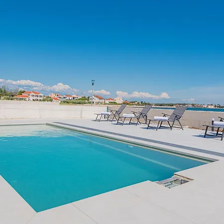 Luxury Seafront Aurea - With Private Pool, Game & Stunning Sea Views וילה