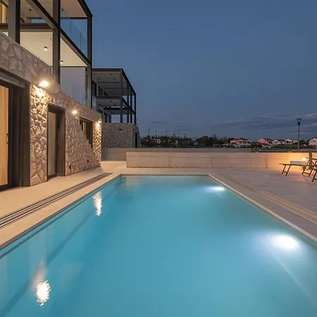 Luxury Seafront Aurea - With Private Pool, Game & Stunning Sea Views וילה