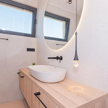 Luxury Seafront Aurea - With Private Pool, Game & Stunning Sea Views וילה
