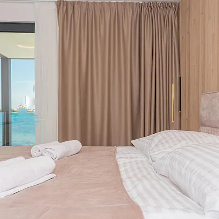 Luxury Seafront Aurea - With Private Pool, Game & Stunning Sea Views וילה *