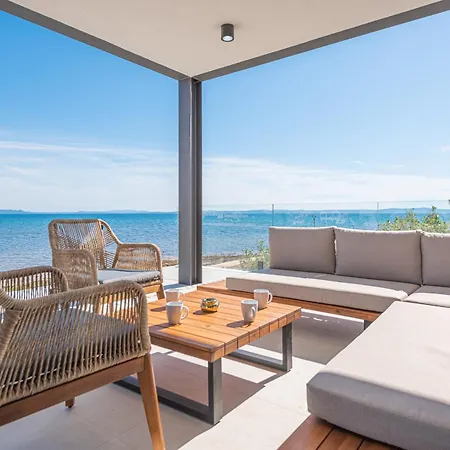 Luxury Seafront Aurea - With Private Pool, Game & Stunning Sea Views וילה