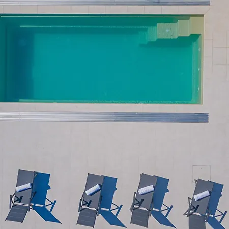 Luxury Seafront Aurea - With Private Pool, Game & Stunning Sea Views וילה