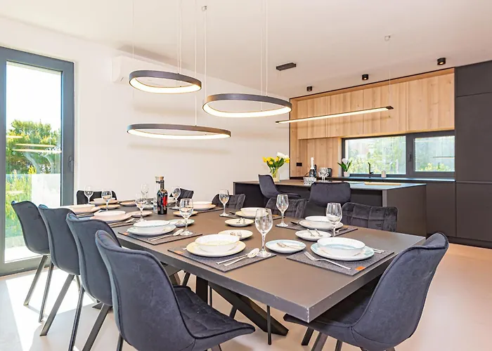 Luxury Seafront Aurea - With Private Pool, Game & Stunning Sea Views *