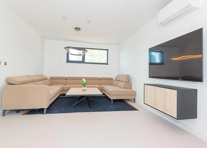 Luxury Seafront Aurea - With Private Pool, Game & Stunning Sea Views 프리블라카